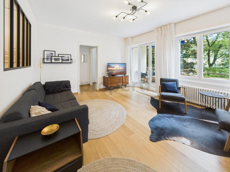 Appartement meublé 3.5 au calme dans un parc sécurisé avec place de parc couverte inclue.
