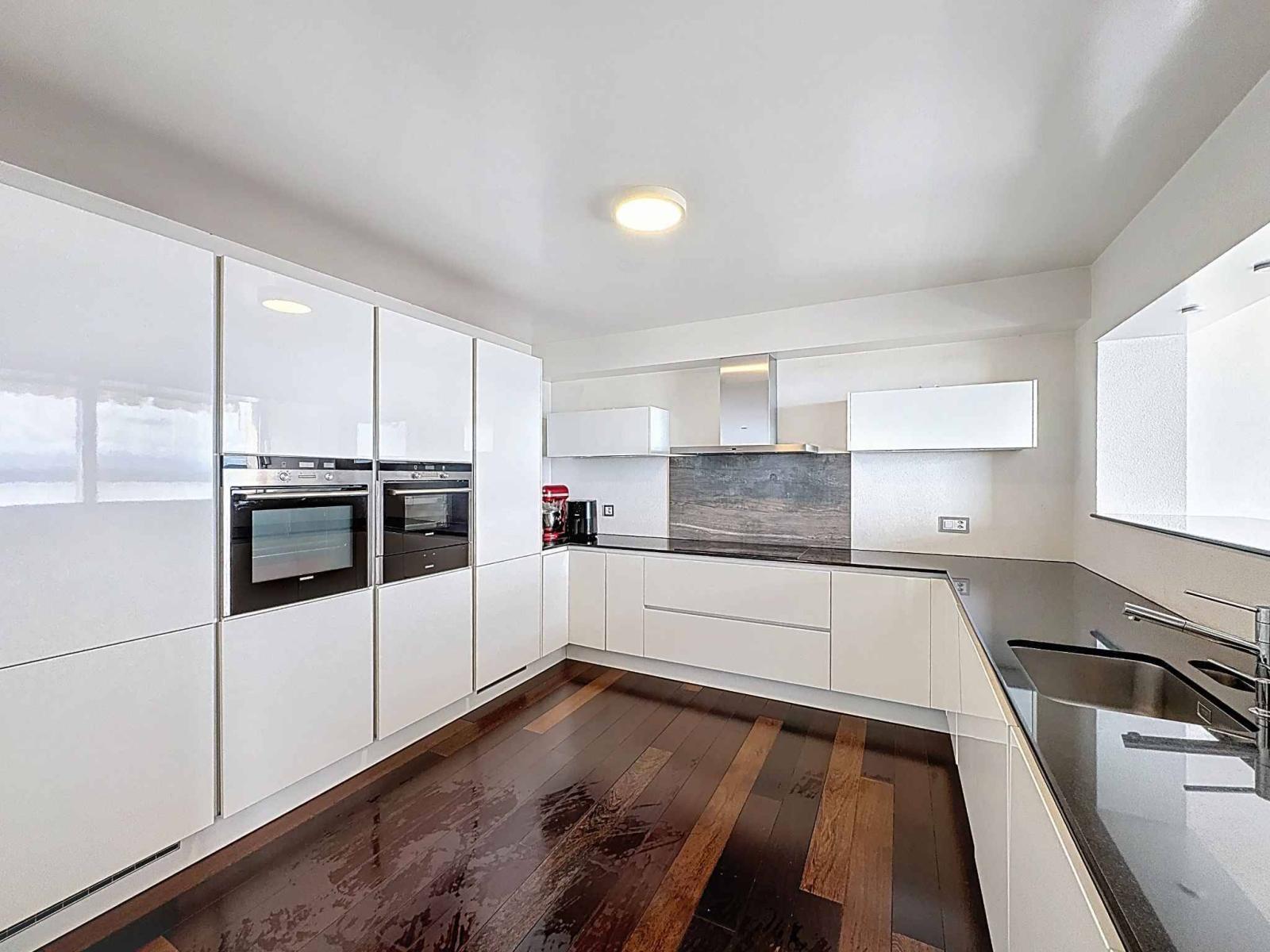 Penthouse de standing de 6,5 pièces dominant le lac et les montagnes