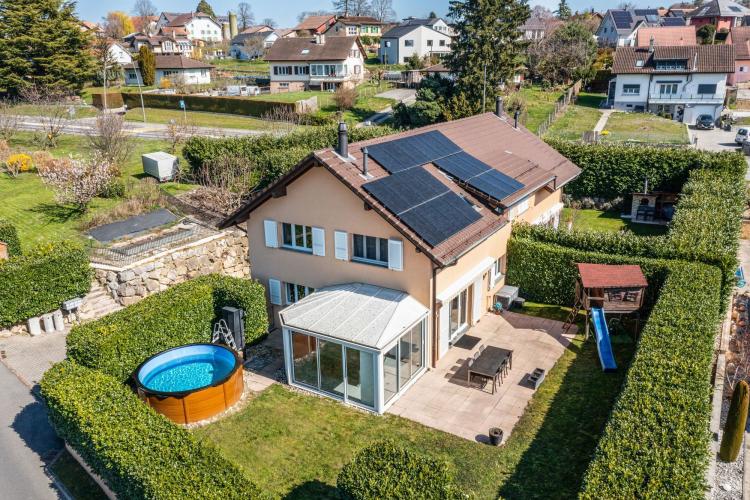 Maison familiale rénovée avec jardin, véranda et autonomie énergétique