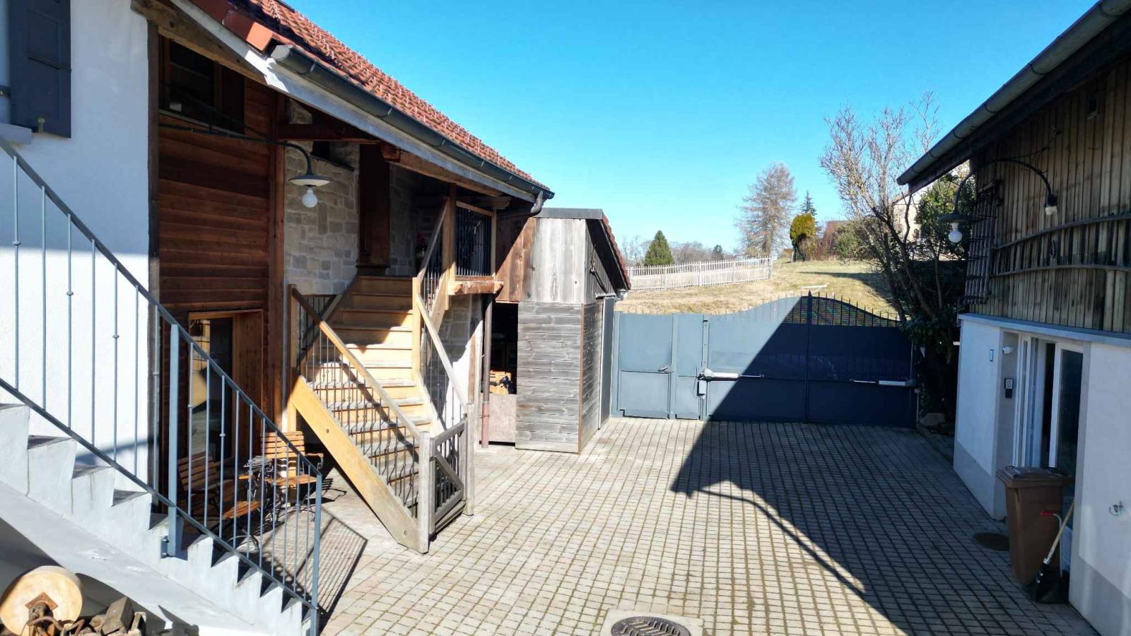 Propriété de caractère offrant trois logements et un local commercial