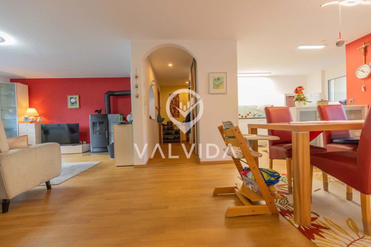 Wohnen mit Weitblick: Stilvolle 4.5-Zimmer-Wohnung mit Terrasse & Garage