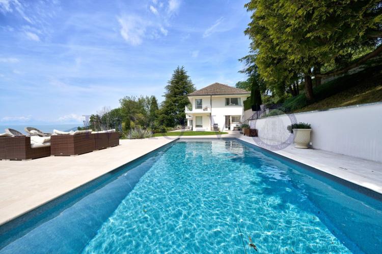DE PRESTIGE AVEC PISCINE ET VUE PANORAMIQUE - MEUBLEE