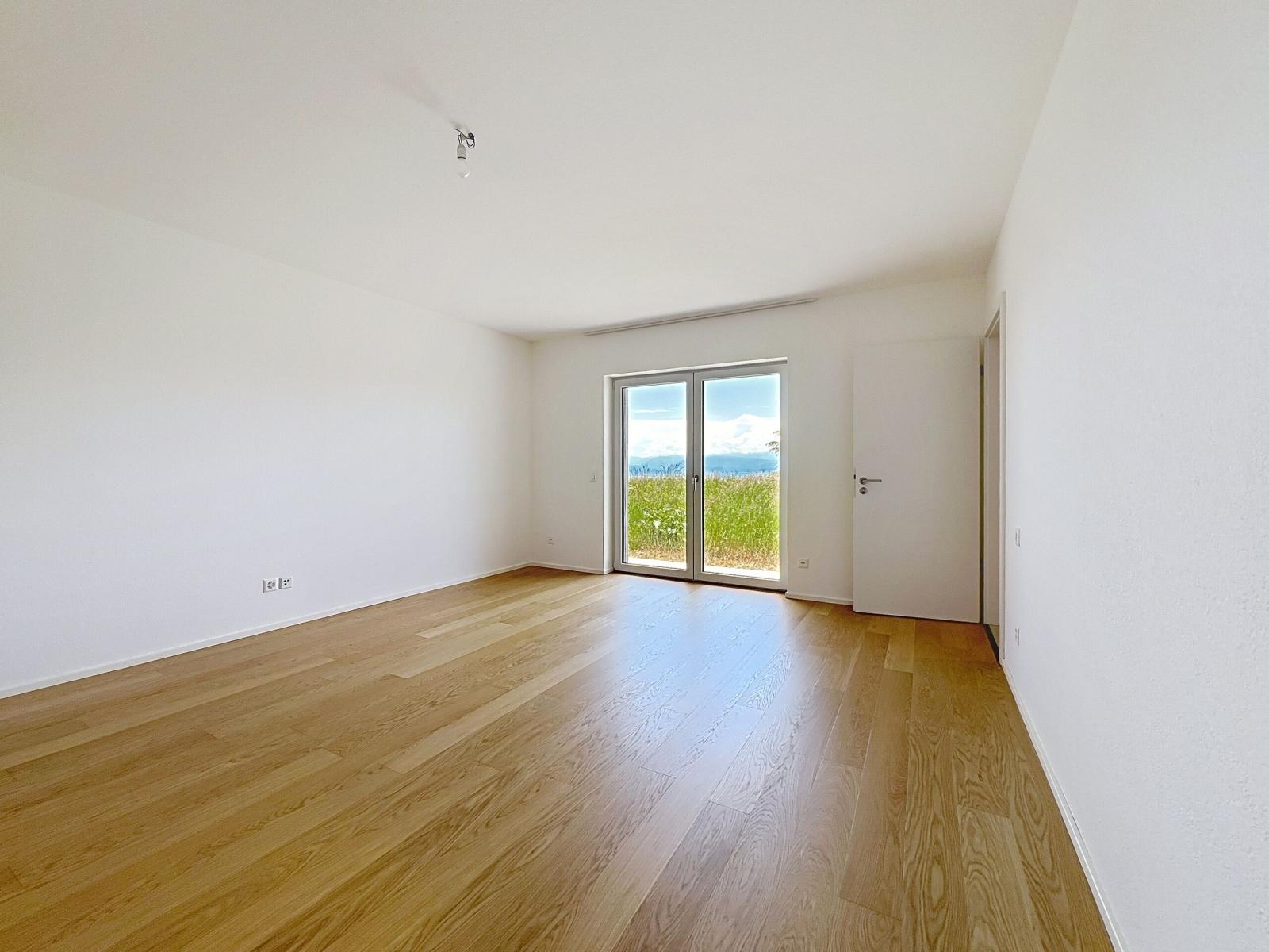 Luxurious villa with a panoramic view of the mountains and lake