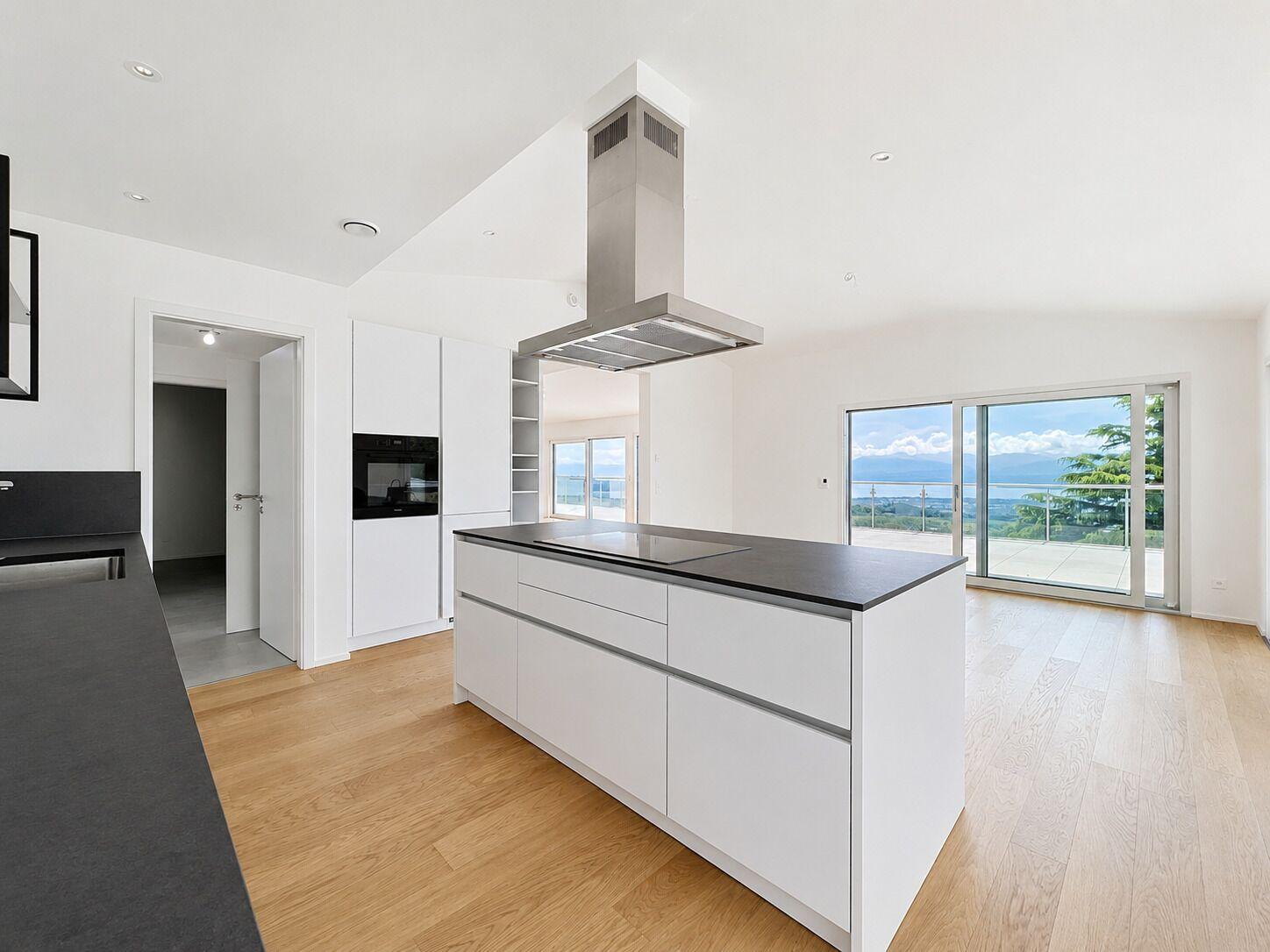 Luxurious villa with a panoramic view of the mountains and lake