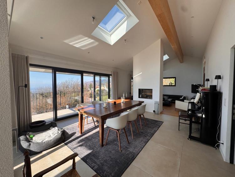 Moderne 6.5-Zimmer-Villa mit Panoramablick auf die Berge