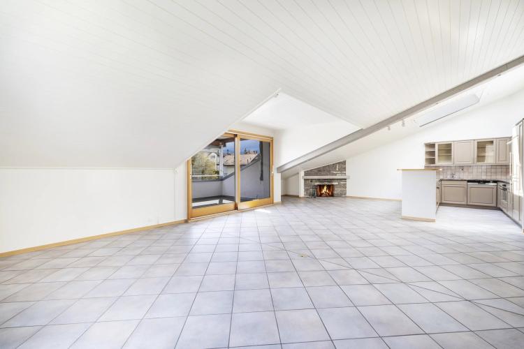 This attractive apartment is located on the top floor of a small condominium with just 6 lots, just outside Vevey.