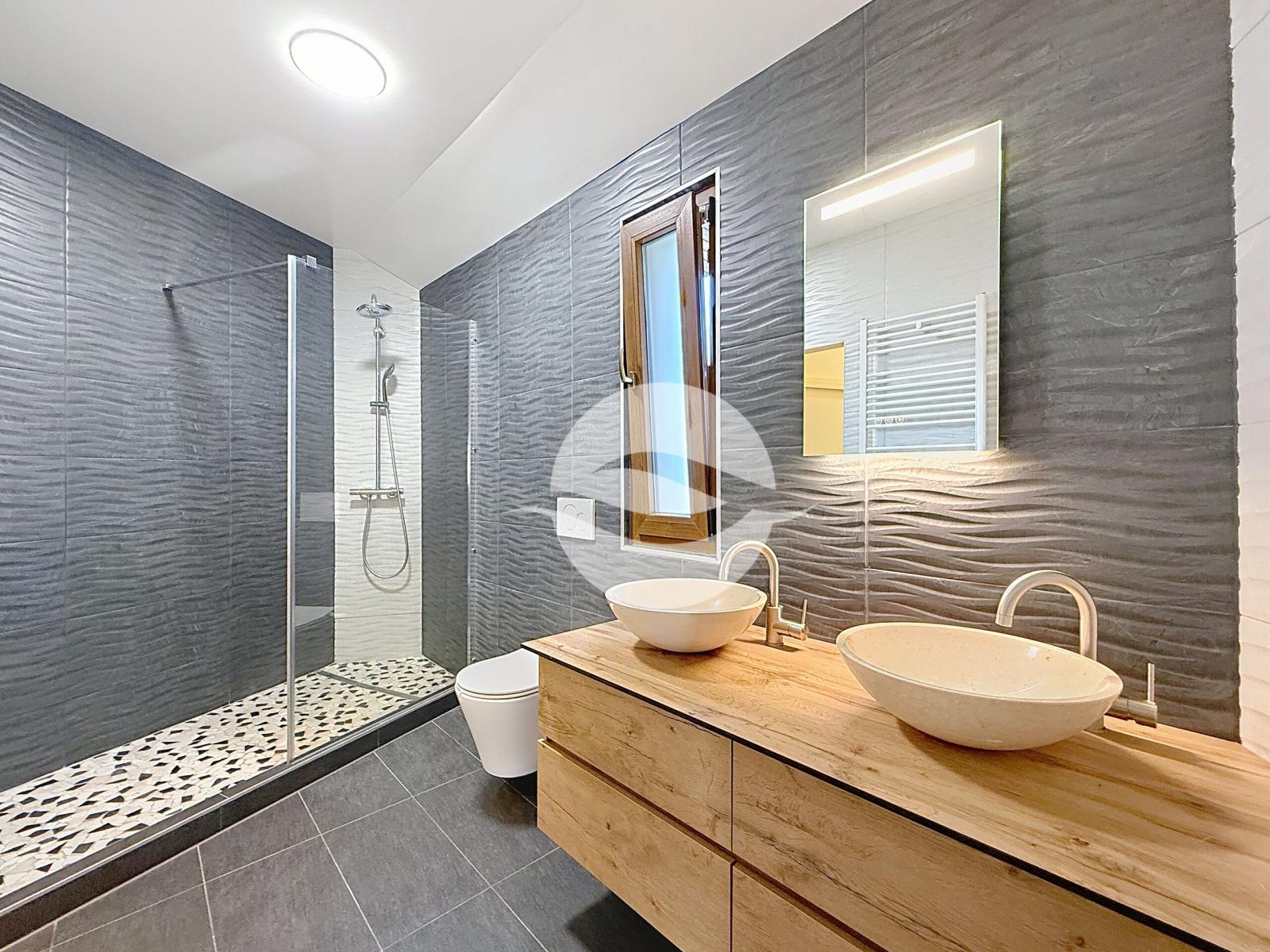 Magnifique et spacieuse villa contemporaine, avec vue dégagée!