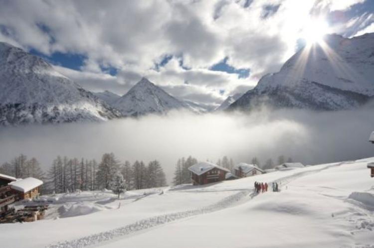Sternschnuppe über den Wolken mit einzigartiger Terrasse mit Blick übers Dorf und Richtung Italien.