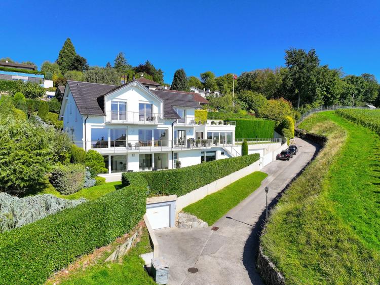 Très belle propriété avec splendide vue sur le lac et le Mt-Blanc!