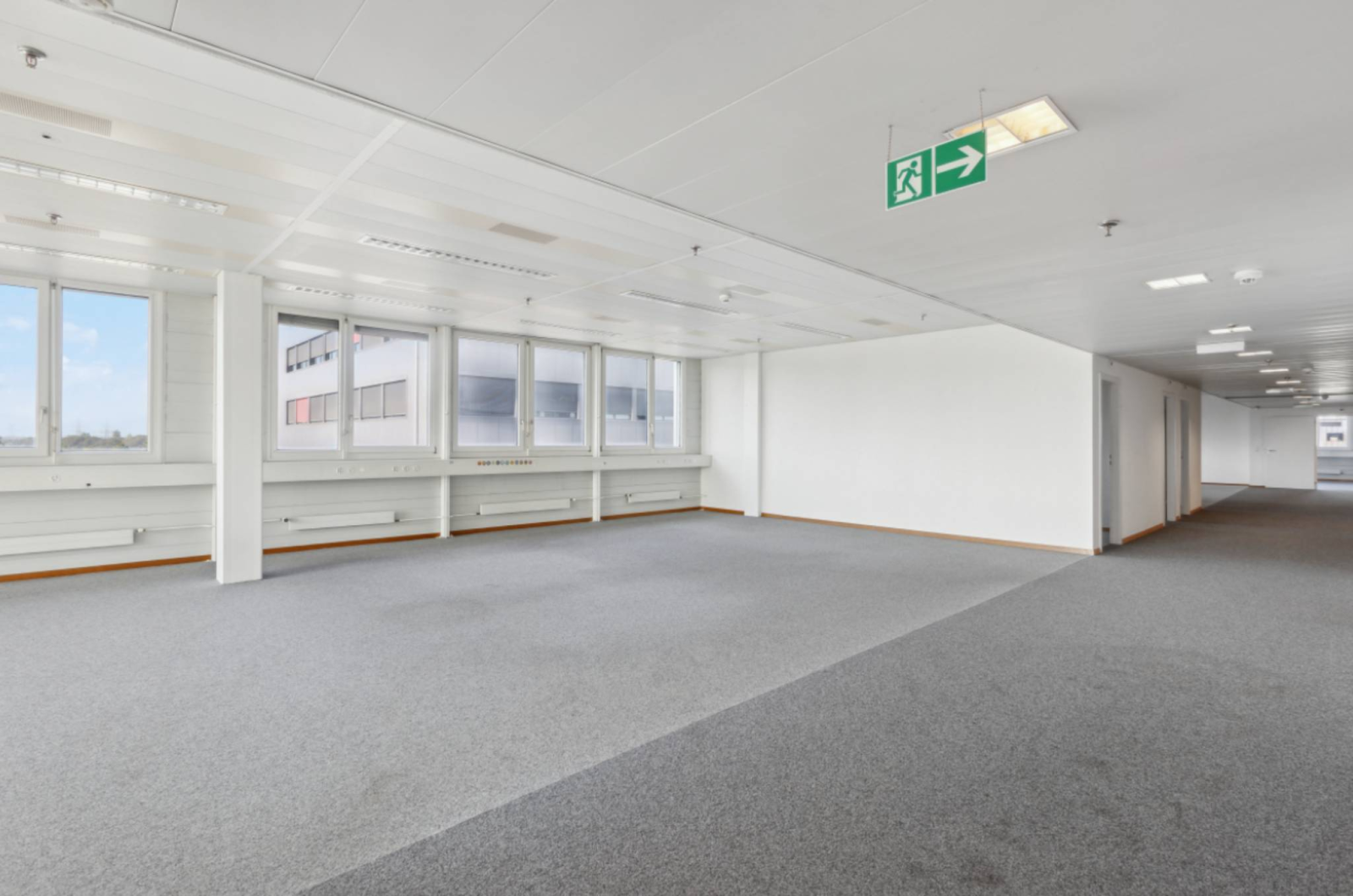 Locaux de 860 m2 au 2ème étage Zone FTI