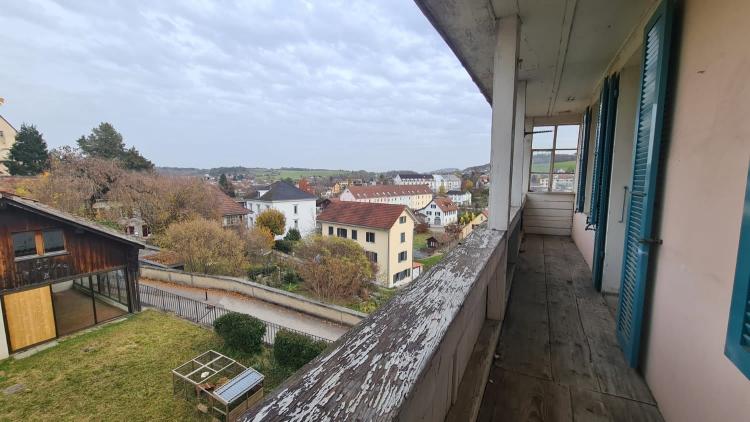 Geräumige 6.5-Zimmer-Wohnung mit Balkon in Porrentruy