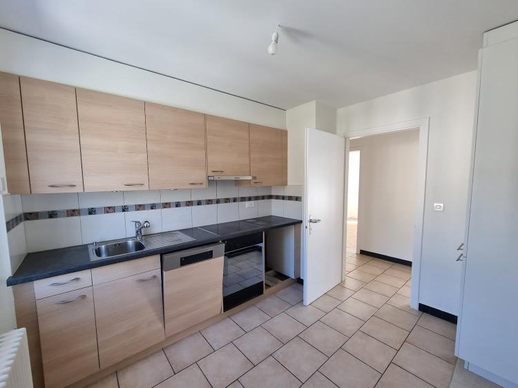 Wohnung mit 4 Zimmern und großem teilweise renoviertem Balkon