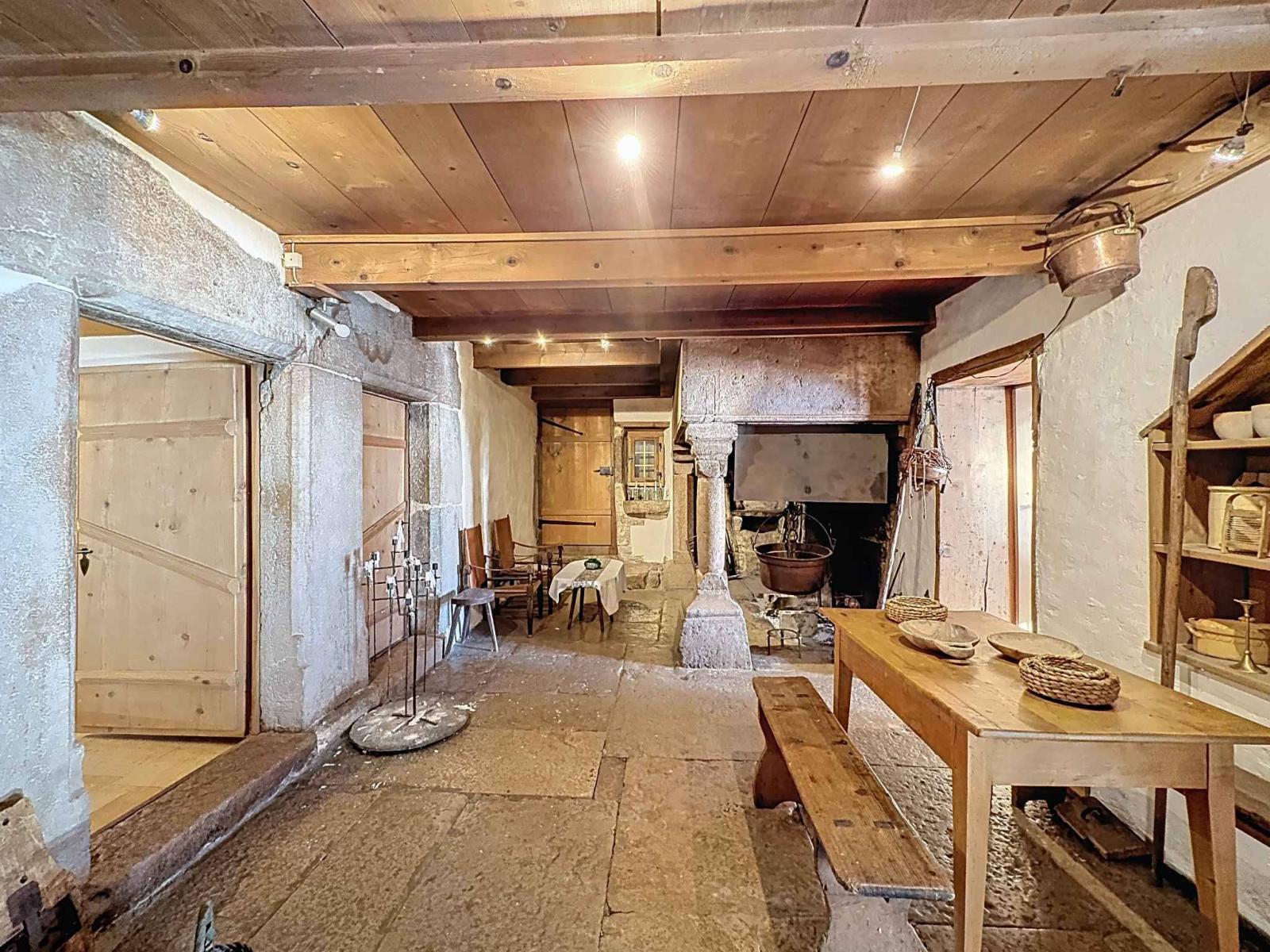 Ferme jurassienne restaurée du XVIIᵉ siècle