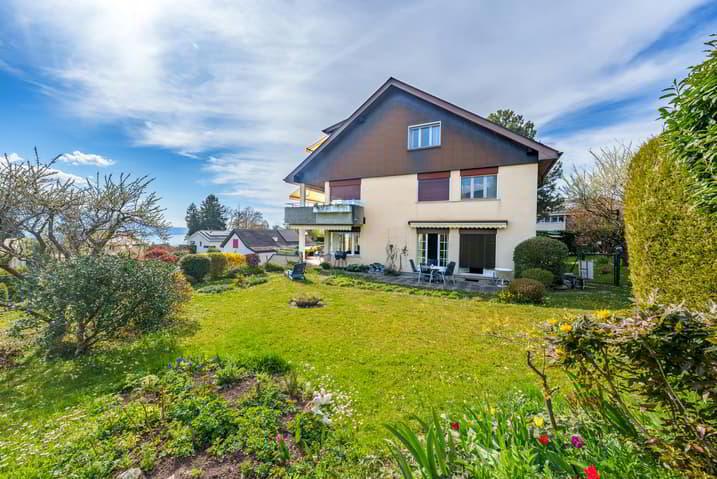 Appartement de 4,5 pièces avec jardin, vue lac et montagnes