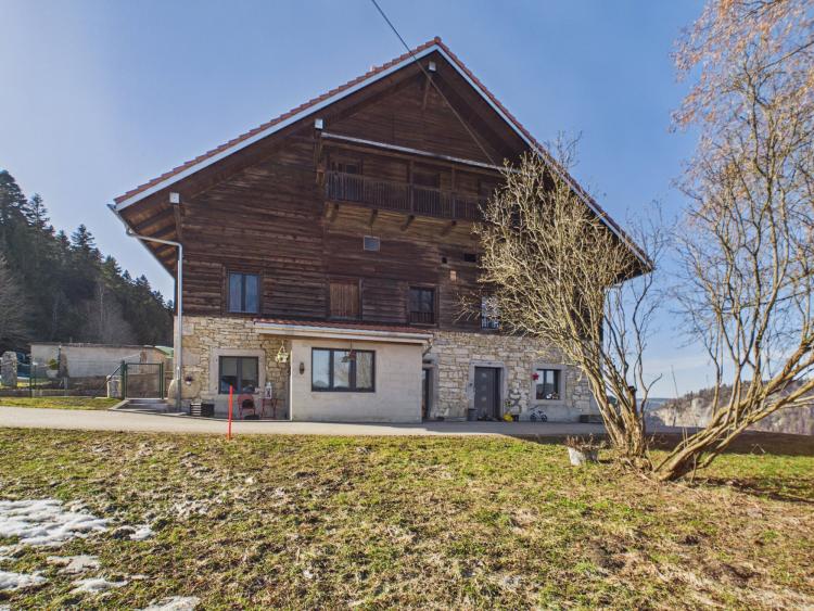 Élégante 3.5 pièces maisonette avec cave et parking, Le Locle