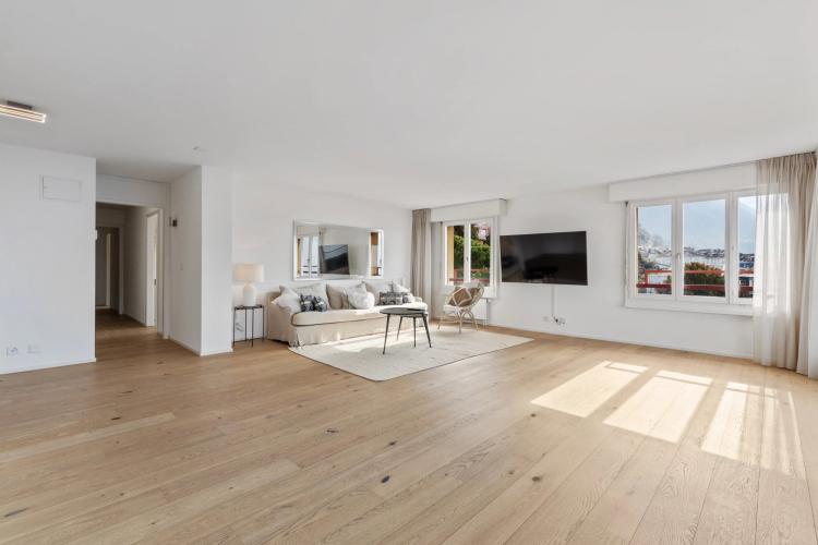Spacious 6.5-room apartment of 175m2 on the 8th floor.