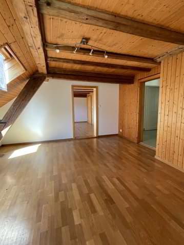 Charmant appartement de 3 pièces sous les toits à Noiraigue