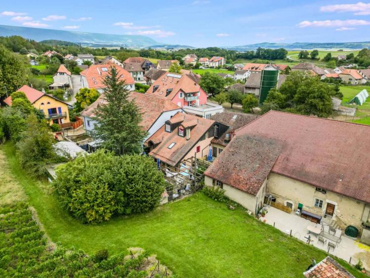 Immeuble mixte à Agiez