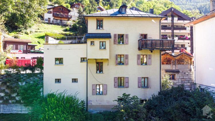 Grande maison avec local commercial au centre du village