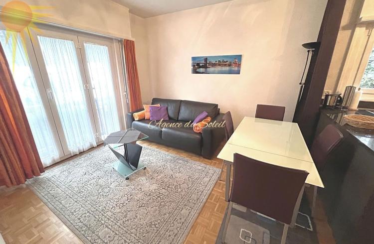 À louer à la saison d'hiver : Bel appartement 2.5 pièces au bord du golf 18 trous et parking devant l'immeuble