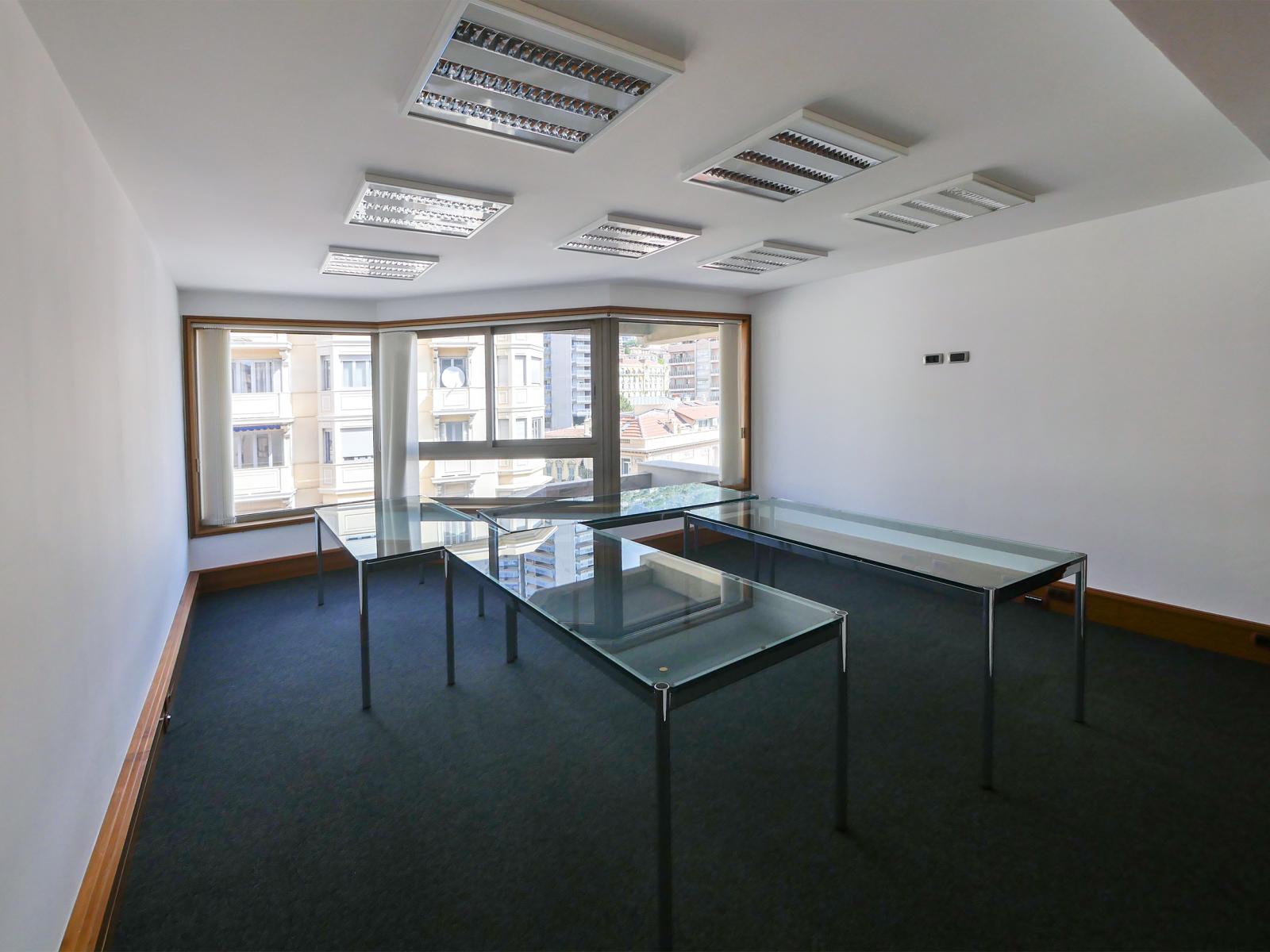 MONTE-CARLO - BUREAUX MEUBLES SPACIEUX - ETAGE ELEVE