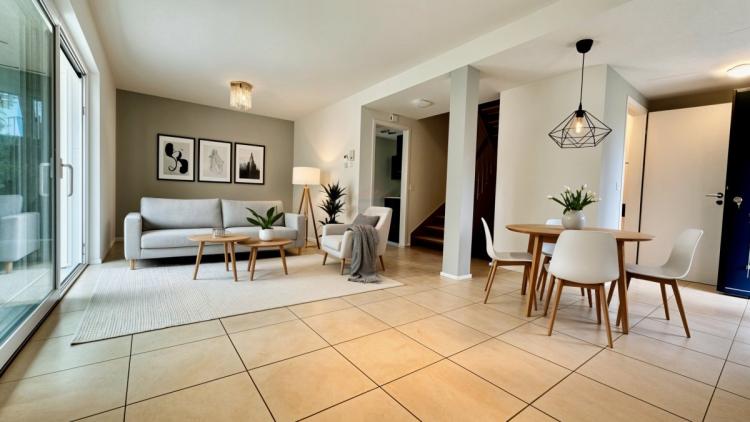 Charmante maison semi-individuelle de 5 pièces avec un beau jardin privatif