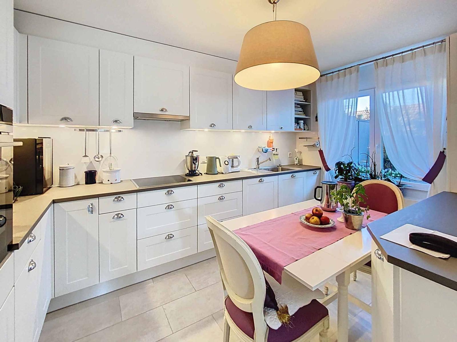 SUPERBE APPARTEMENT AVEC GRAND JARDIN, TERRASSE ET VUE SUR LE LAC ET LES ALPES