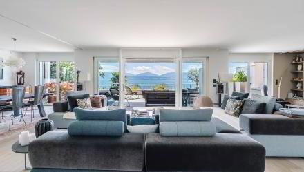 Superbe attique avec port privé en première ligne du lac