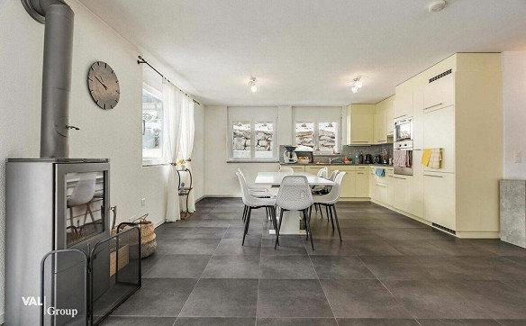 grosszügiges Haus mit zwei Einheiten und Baulandparzelle