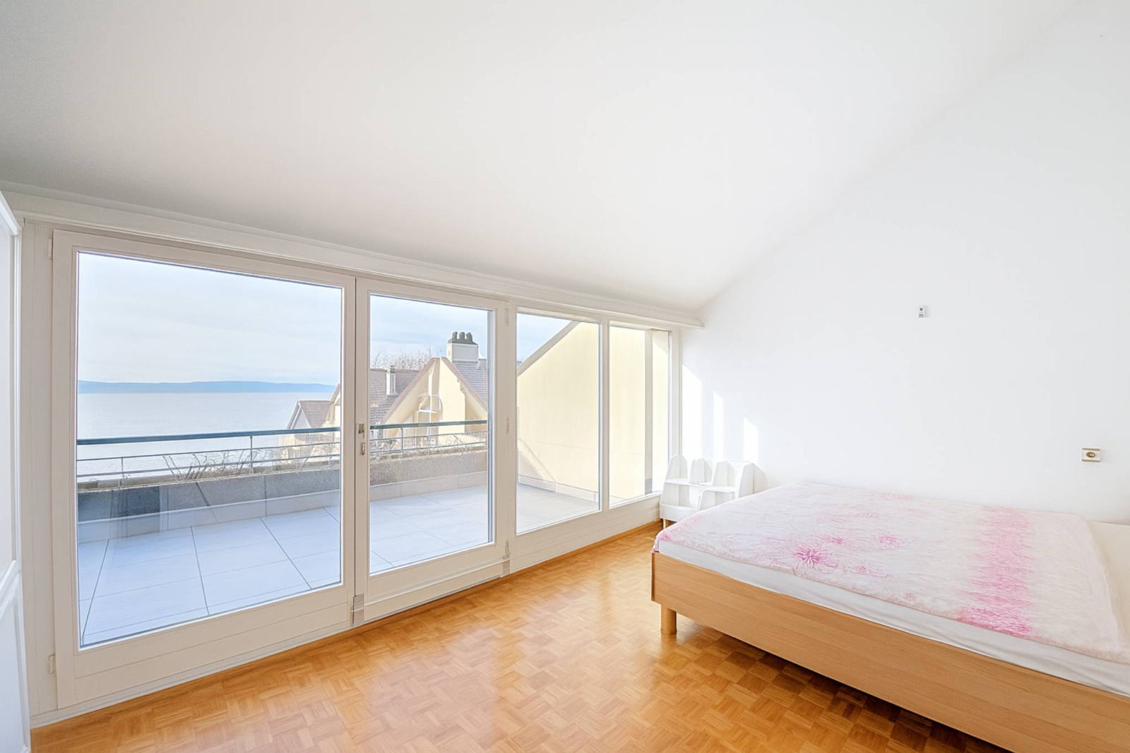 Grand duplex de 3.5 pièces avec vue imprenable sur le lac et les montagnes