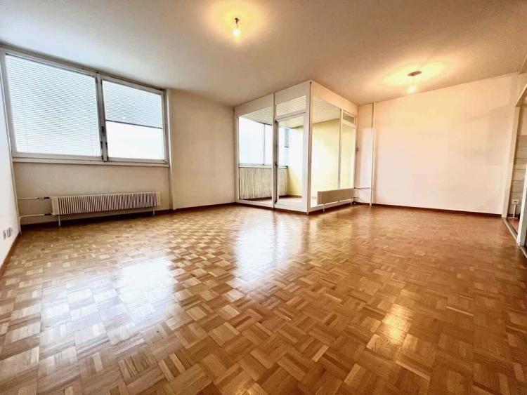 Wohnung mit 5 Zimmern und Durchgang