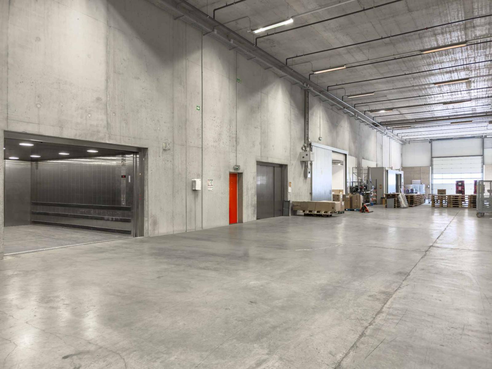 Magnifique dépôt Logistique de 1'000m² avec Quais de Déchargement