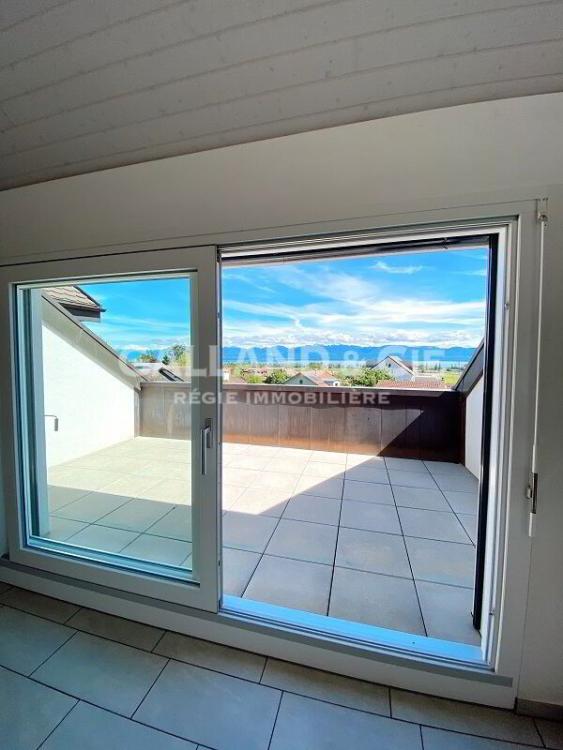 Appartement récent de 3½ pièces avec vue lac