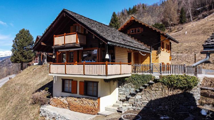 Agréable chalet sur trois niveaux avec vue panoramique
