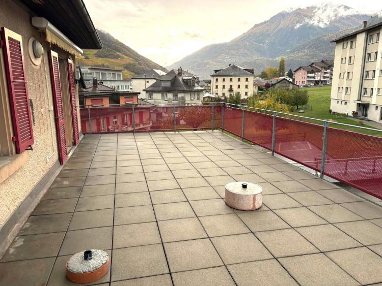 Au centre avec grande terrasse et chambre séparée