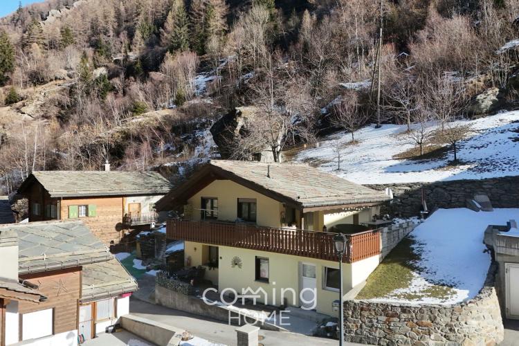 Ferienhaus in Eisten - sonnige Hanglage mit Bergpanorama und grosszügigem Grundstück