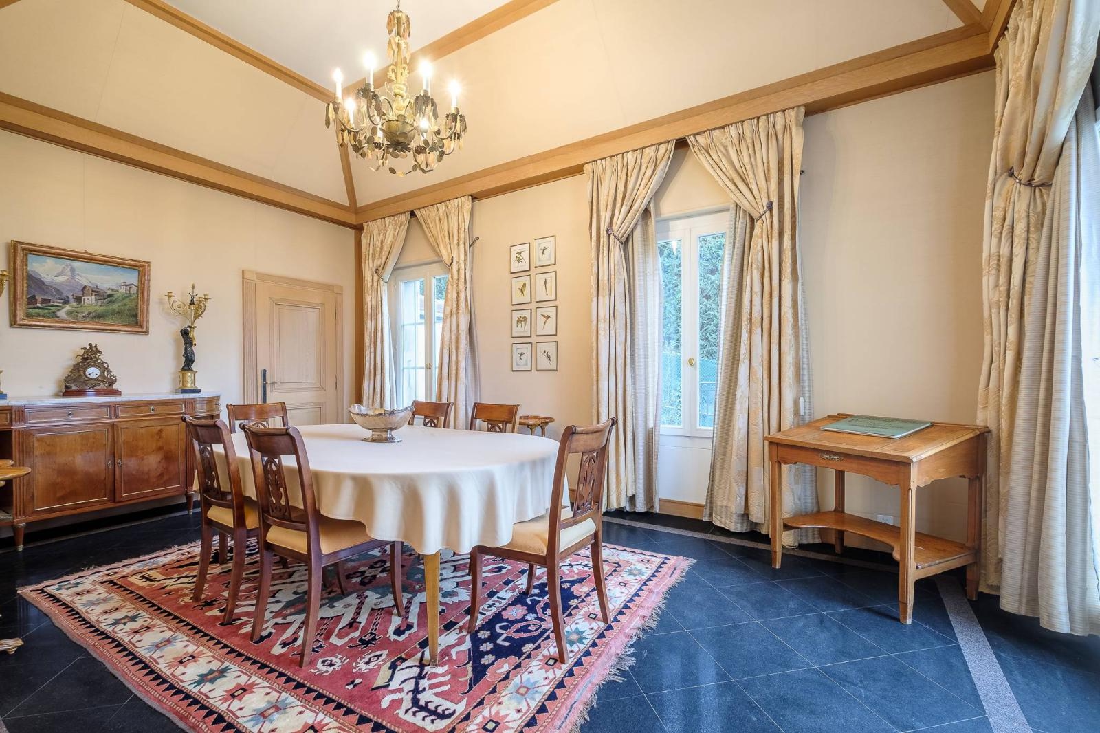 Vaste maison de maître divisée en 2 logements avec vue lac