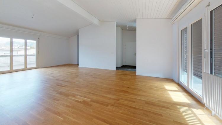 SPACIEUX ET LUMINEUX APPARTEMENT DE 5 1/2 PIECES EN ATTIQUE