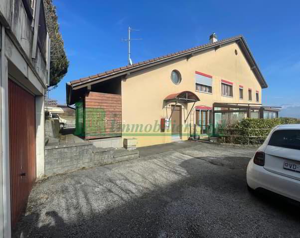 Vaste appartement de 7.5 pièces en triplex à VENDRE à Essertes.
