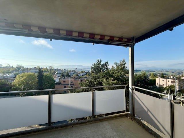 Spacieux appartement 4.5 pièces avec balcon et vue à Villars-sur-Glâne