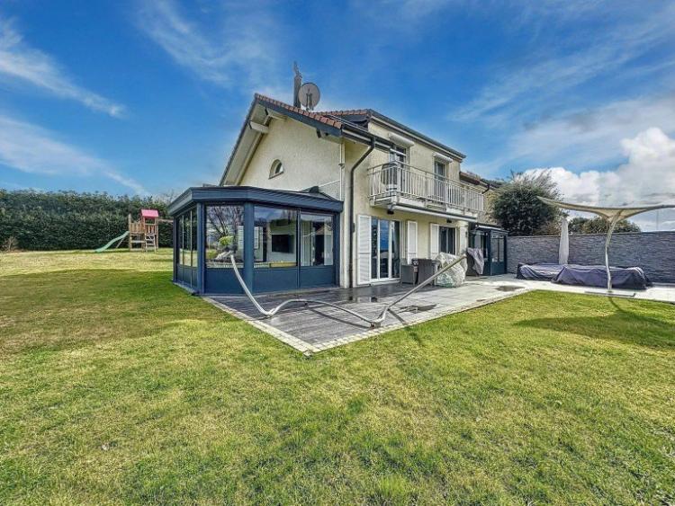 Magnifique villa mitoyenne avec vue lac à louer meublée ou non meublée