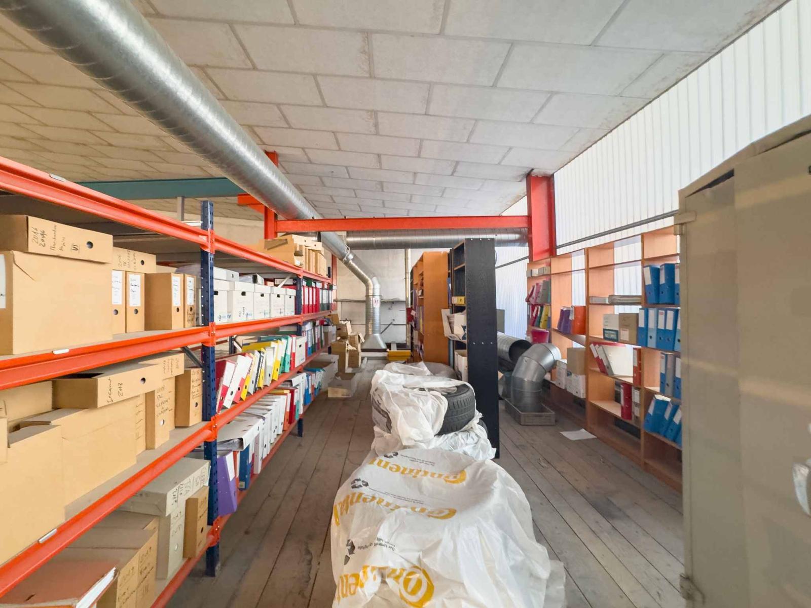 Atelier / logistique avec grande hauteur et mezzanine – Meyrin