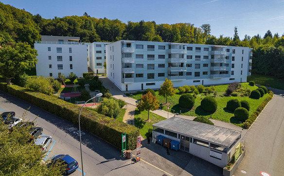 Immeuble contemporain dans quartier familial
