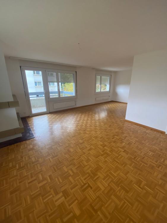 Prächtige 4,5-Zimmer-Wohnung in Laténa mit Balkon