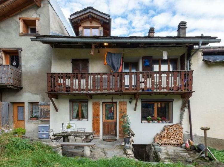 Petit immeuble rénové avec cachet et revenus locatifs