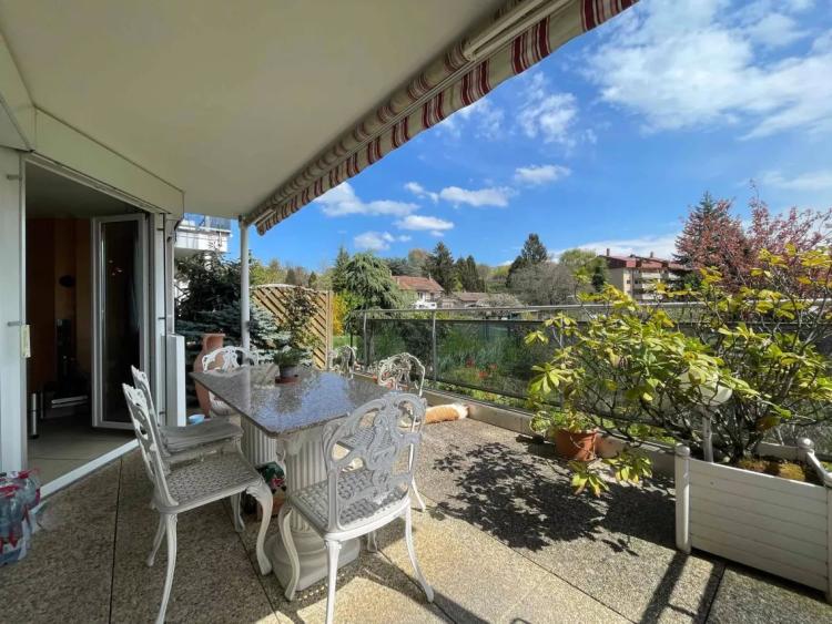 VASTE ET LUMINEUX LOGEMENT DE 3,5 PIECES DE 98M2 AVEC GRANDE TERRASSE DE 16M2 - VUE SUR LE LAC ET LES MONTAGNES - ENDROIT PARTICULIEREMENT CALME ET VERDOYANT