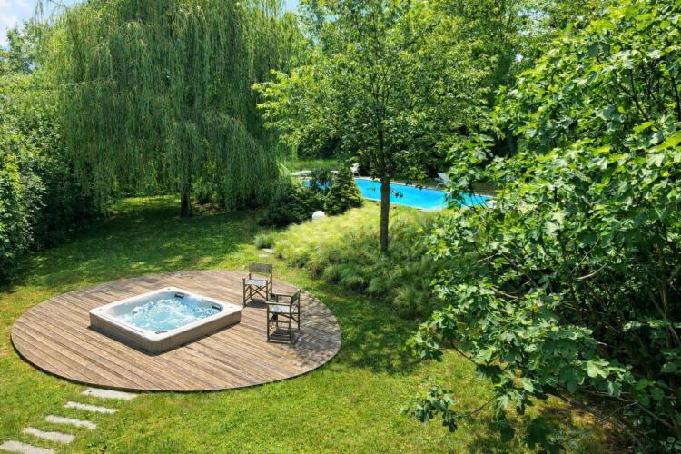 Villa familiale avec vaste terrain arborisé, agrémenté d'une piscine chauffée et jacuzzi