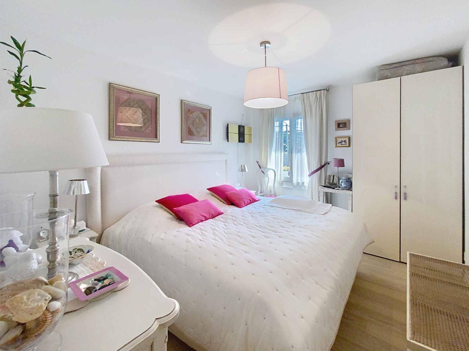 SUPERBE APPARTEMENT AVEC GRAND JARDIN, TERRASSE ET VUE SUR LE LAC ET LES ALPES