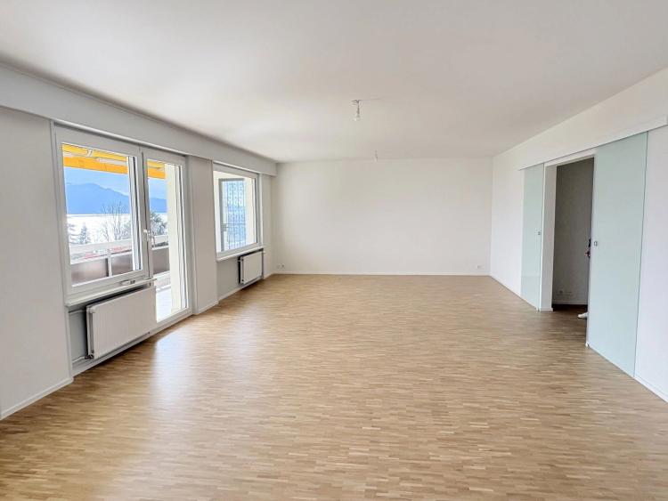 Spacieux appartement de 4,5 pièces d'env. 145 m2 avec vue sur le lac et les montagnes