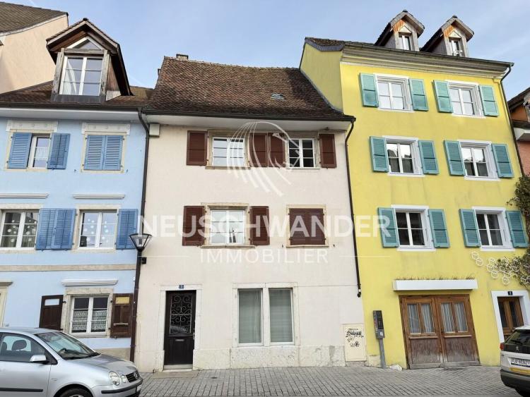 À vendre maison de ville avec 2 appartements et 1 commerce à Delémont
